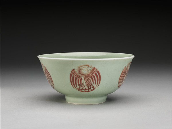 冬青釉描紅團鳳紋碗