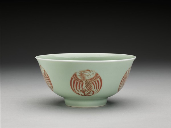 冬青釉描紅團鳳紋碗
