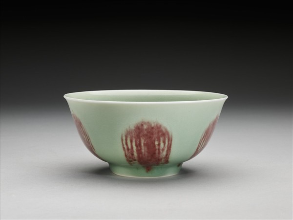 冬青釉紅彩團鳳紋碗