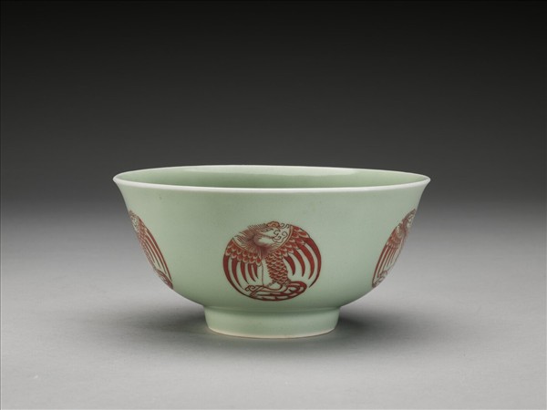 冬青釉描紅團鳳紋碗