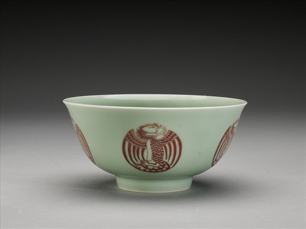 冬青釉描紅團鳳紋碗