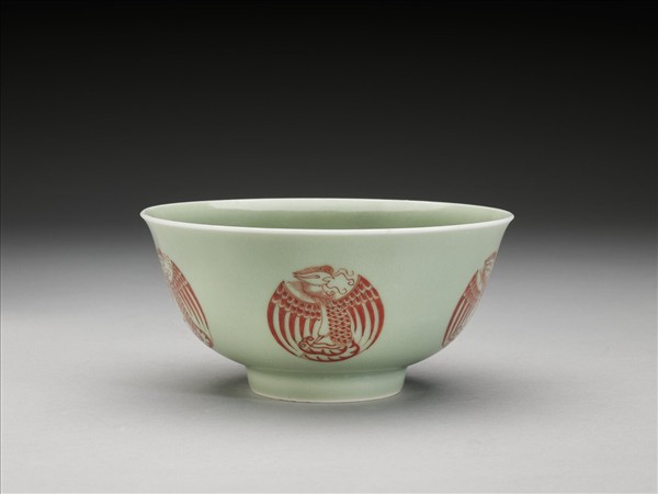 冬青釉描紅團鳳紋碗