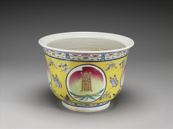 粉彩黃地福壽蝶紋花盆