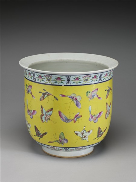 粉彩黃地福壽蝶紋花盆
