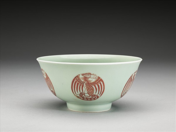 冬青釉描紅團鳳紋碗