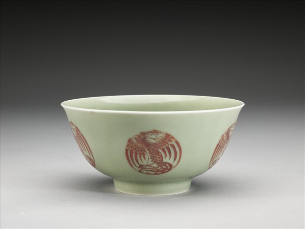 冬青釉描紅團鳳紋碗