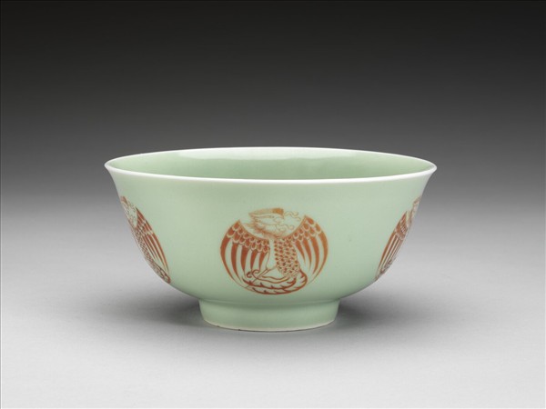 冬青釉描紅團鳳紋碗