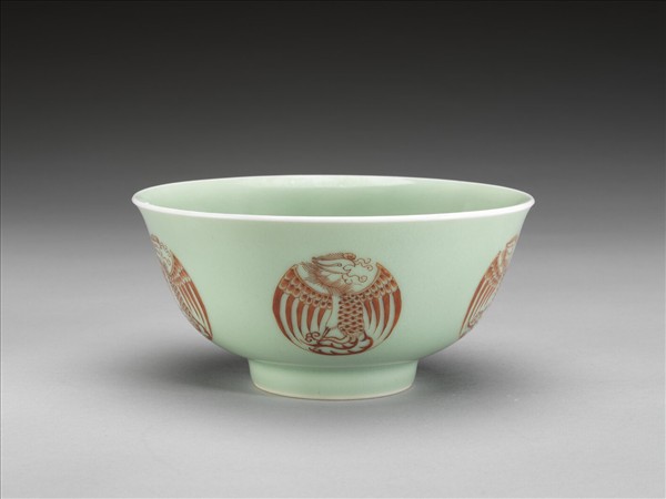 冬青釉描紅團鳳紋碗