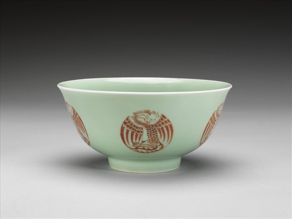 冬青釉描紅團鳳紋碗