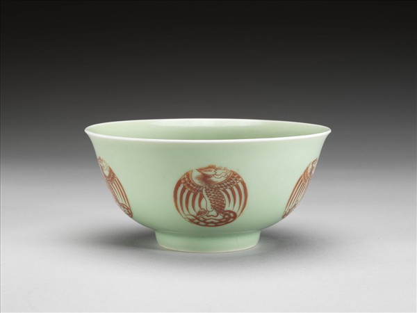 冬青釉描紅團鳳紋碗