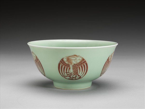 冬青釉描紅團鳳紋碗