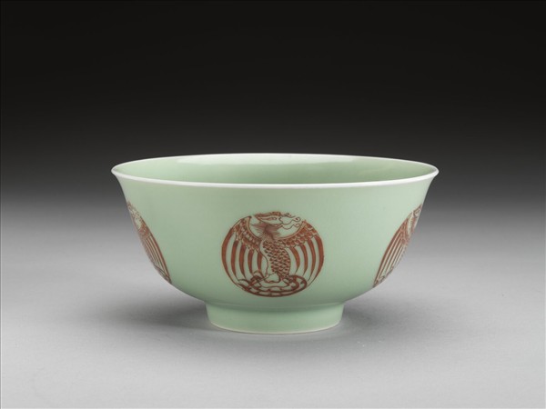 冬青釉描紅團鳳紋碗