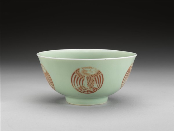 冬青釉描紅團鳳紋碗