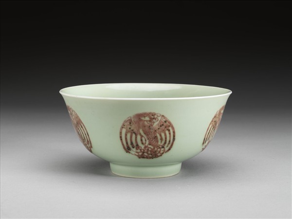 冬青釉紅彩團鳳紋碗