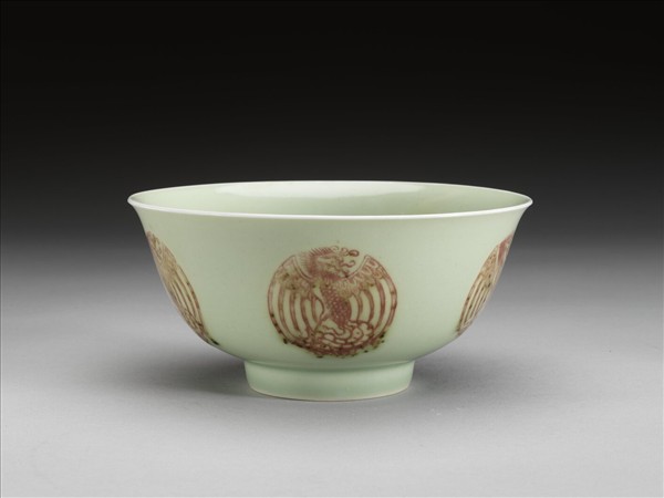 冬青釉紅彩團鳳紋碗