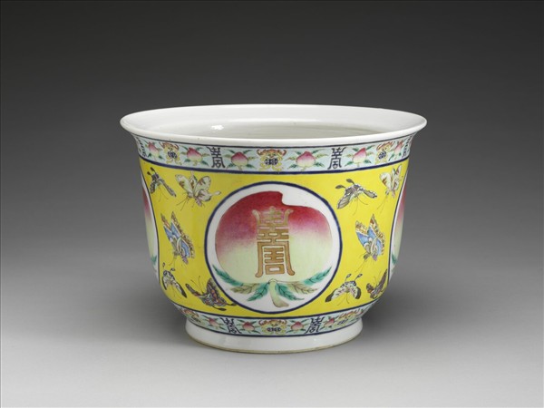 粉彩黃地福壽蝶紋花盆