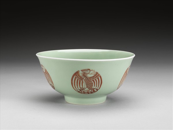 冬青釉描紅團鳳紋碗