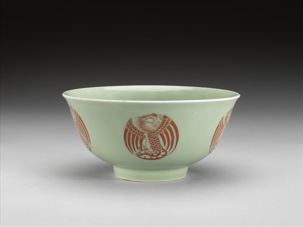 冬青釉描紅團鳳紋碗