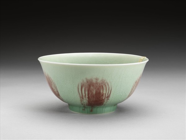 冬青釉紅彩團鳳紋碗