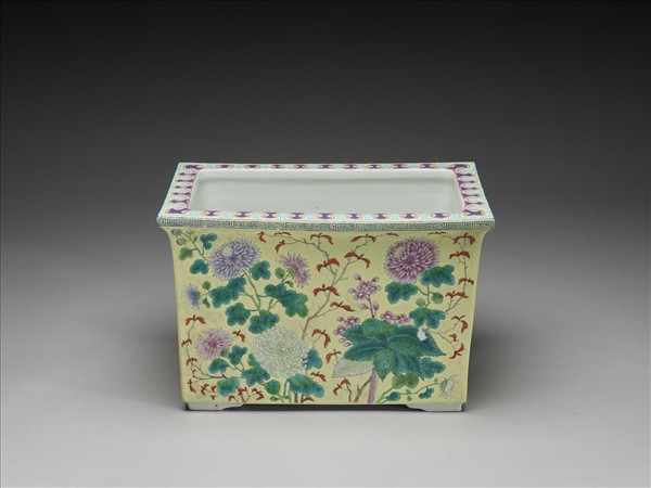 粉彩黃地花卉紋四方花盆