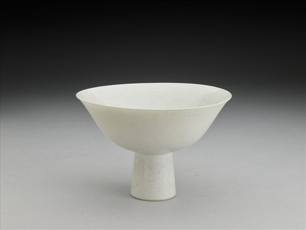 白瓷暗花高足碗