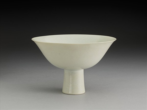 白瓷暗花高足碗