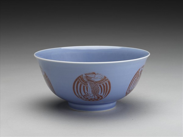 冬青釉裡紅團鳳紋碗