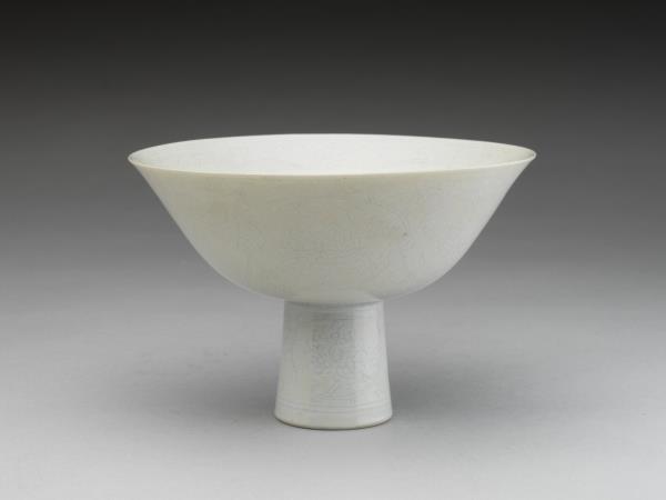 白瓷暗花高足碗