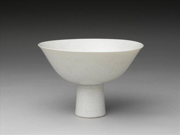 白瓷暗花高足碗