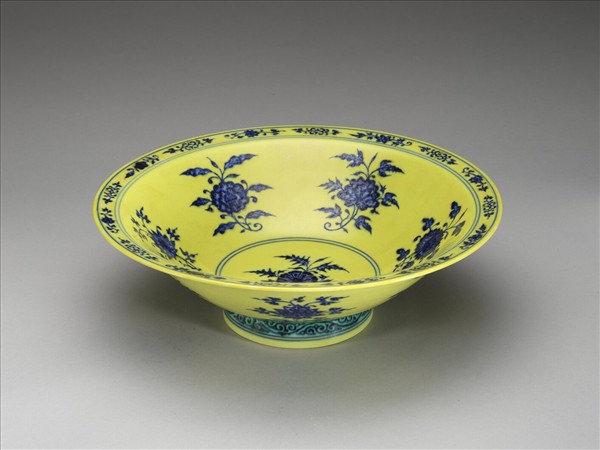 青花黃地花卉紋碗