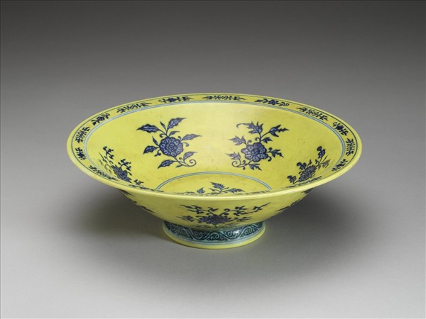 青花黃地花卉紋碗