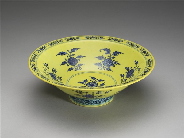 青花黃地花卉紋碗