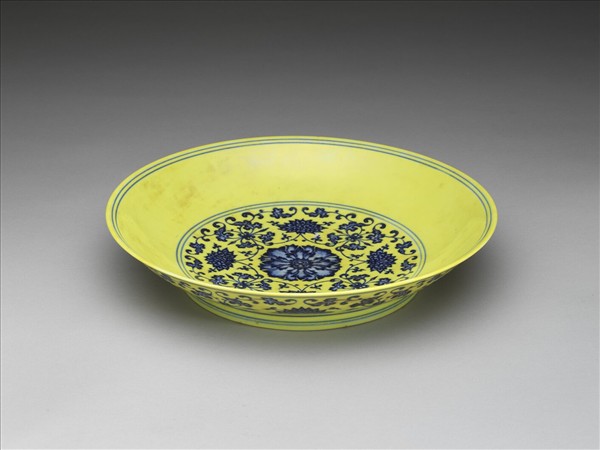 青花黃地花卉紋盤