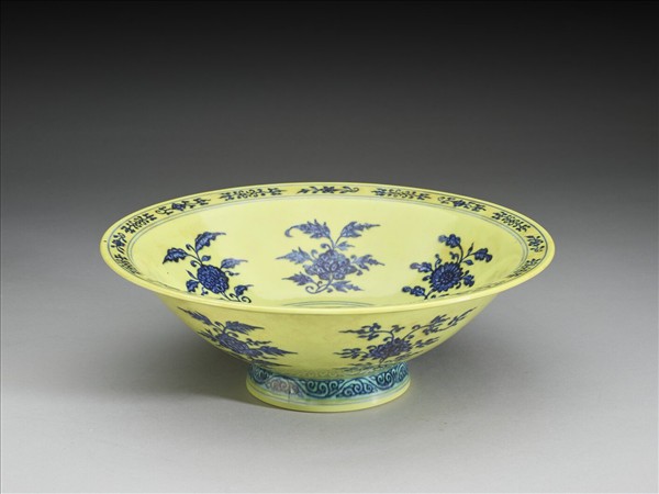 青花黃地花卉紋碗
