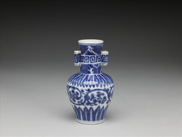 青花花卉紋貫耳瓶