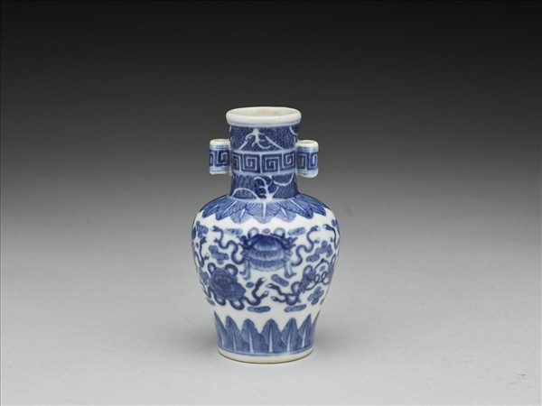 青花八寶紋貫耳瓶