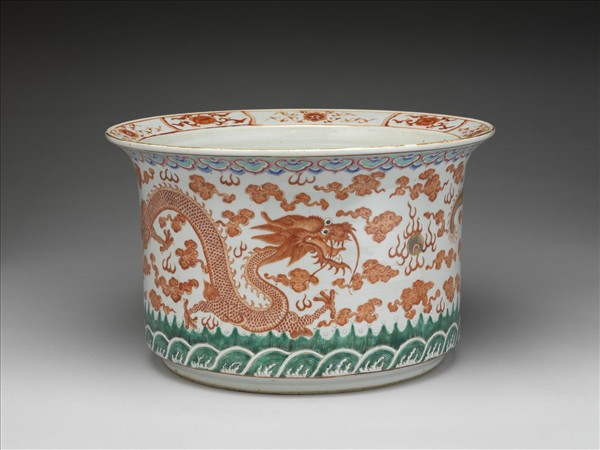 粉彩雲龍紋花盆