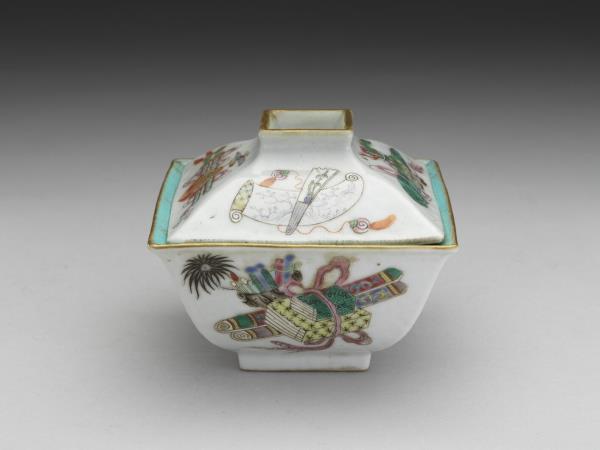 粉彩博古圖蓋碗