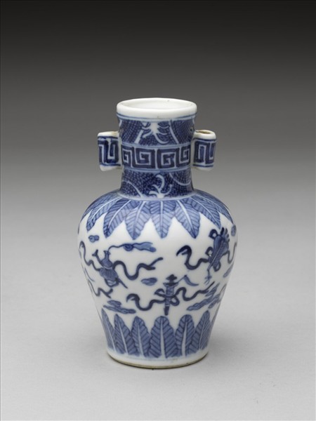 青花暗八仙紋貫耳瓶