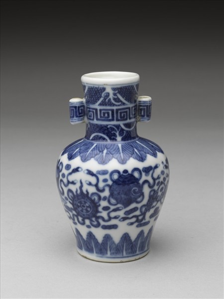 青花八寶紋貫耳瓶