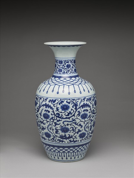 青花纏枝花卉紋瓶