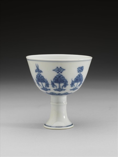 青花八寶番蓮紋高足杯