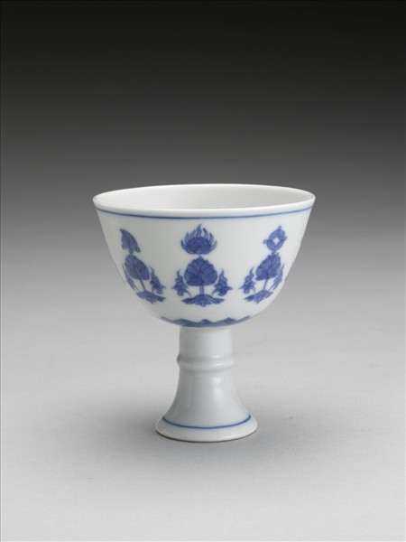 青花八寶番蓮紋高足杯
