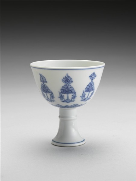 青花八寶番蓮紋高足杯