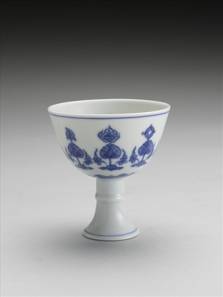 青花八寶番蓮紋高足杯