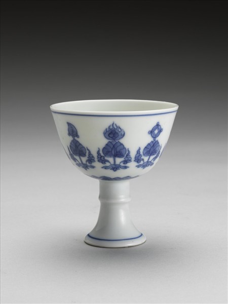 青花八寶番蓮紋高足杯