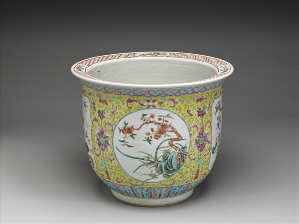 粉彩黃地花卉紋花盆