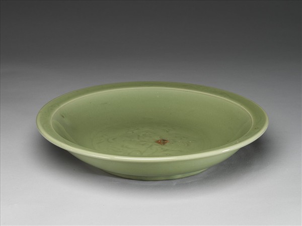 青瓷劃花番蓮紋盤