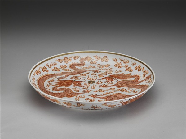 描紅雙龍戲珠紋盤