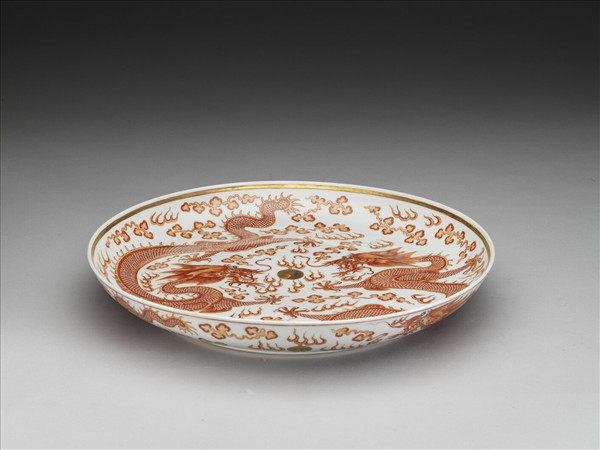 描紅雙龍戲珠紋盤